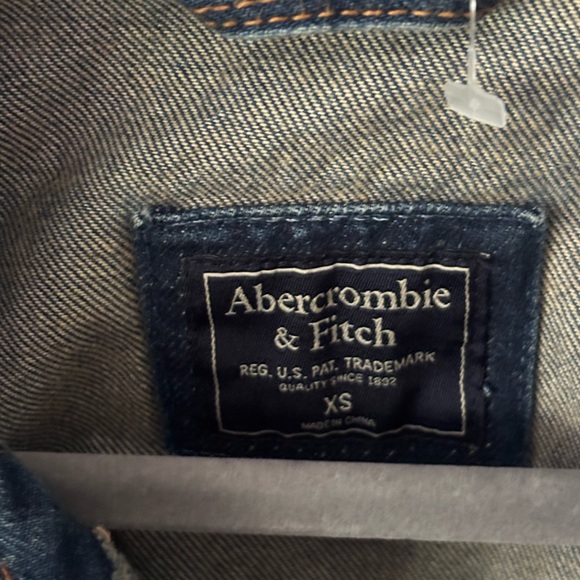 Abercrombie & Fitch Blue Denim Vest, cropped and has raw hem. Great condition - Picture 6 of 9
